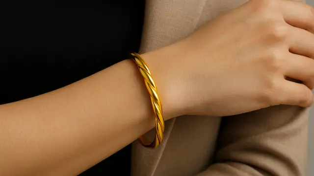 8 Inspirasi Gelang Emas Polos 24K, Fashion Item yang Enggak Pernah Ketinggalan Zaman (sumber:AI)