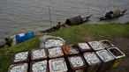 Nelayan  menunggu di kapal mereka untuk menjual hasil tangkapan mereka di tepi sungai Brahmaputra di Jorhat, Assam, India, (3/4). Brahmaputra adalah salah satu sungai terbesar di Asia, yang melewati wilayah China Tibet, India dan Bangladesh sebelum konvergen ke Teluk Benggala. (AP Photo/Anupam Nath)