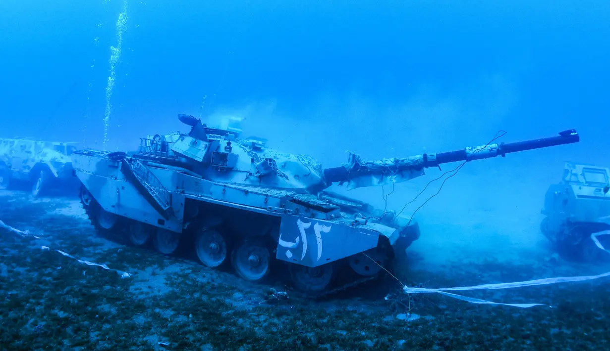 Sebuah tank tempur Angkatan Bersenjata Yordania yang tenggelam di dasar laut Laut Merah di lepas pantai kota pelabuhan selatan Aqaba, pada 23 Juli 2019. Kendaraan tempur ini menjadi bagian dari museum militer bawah laut yang baru. (Aqaba Special Economic Zone Authority / AFP)