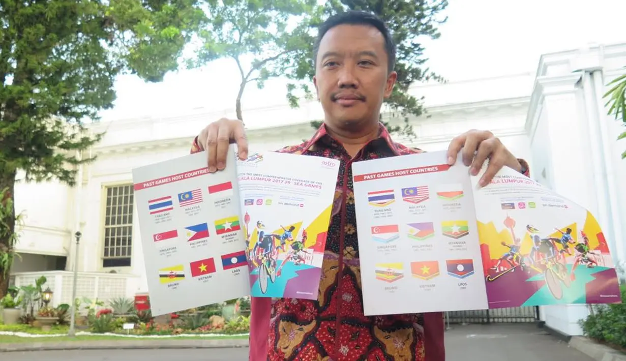 Menpora Imam Nahrawi memperlihatkan buku panduan SEA Games 2017 edisi revisi yang tak lagi menampilkan bendera Merah Putih terbalik. Hingga akhirnya Malaysia pun mencetak ulang buku panduan SEA Games 2017. (Liputan6.com/Ahmad Romadoni)