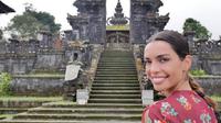Istri Dani Alves, Joana Sanz, mengunjungi Pura Besakih Karangasem. (Instagram)