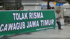 Para pengunjuk rasa menginginkan Tri Risma tetap menyelesaikan tugasnya sebagai walikota Surabaya