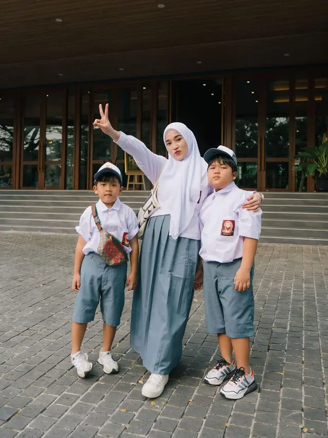 7 Potret Ririe Fairus Pakai Seragam SMA Bersama Buah Hati Ini Tuai Sorotan