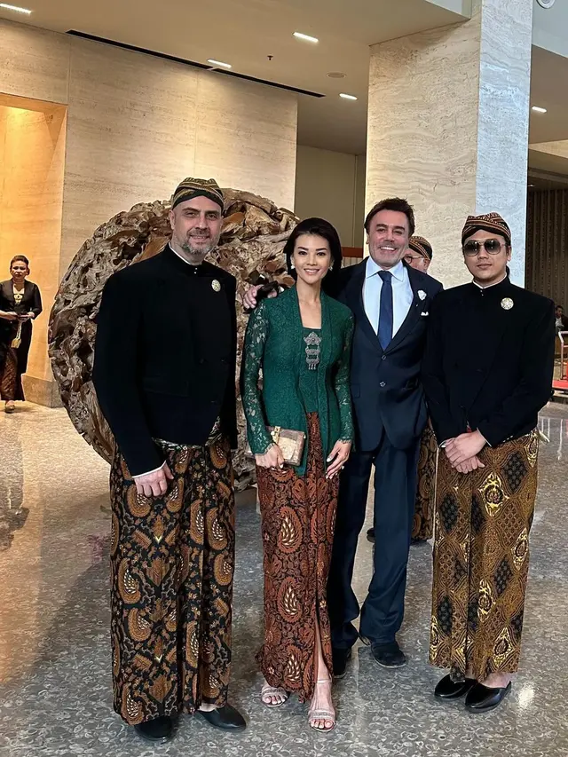 Farah Quinn dengan kebaya hijau (Instagram/farahquinnofficial)