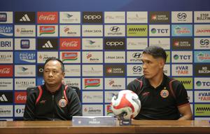 Asisten pelatih Persija Jakarta, Van Basty Sousa dan Van Basty Sousa menghadiri sesi konferensi pers di Stadion Utama Gelora Bung Karno, Jakarta, Minggu (28/12/2025). (Bola.com/Muhammad Iqbal Ichsan)