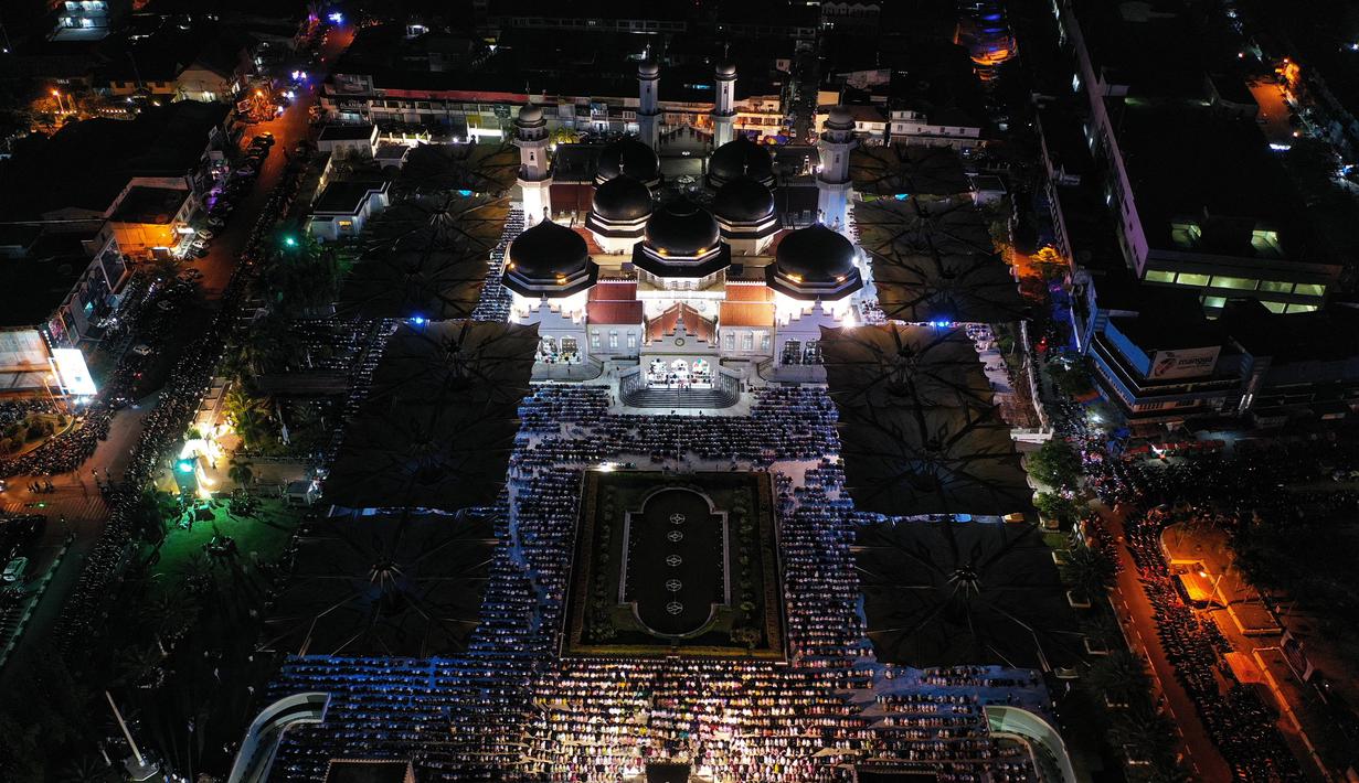 Foto dari udara memperlihatkan umat muslim sedang melaksanakan sholat tarawih pertama sekaligus menandai dimulainya bulan suci Ramadhan di Masjid Raya Baiturrahman, Banda Aceh, Rabu (22/3/2023). (CHAIDEER MAHYUDDIN/AFP)