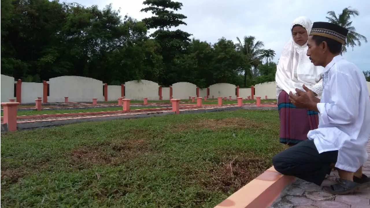 Cerita Haru Berlebaran Bersama Anak-Anak di Makam Massal Tsunami Aceh