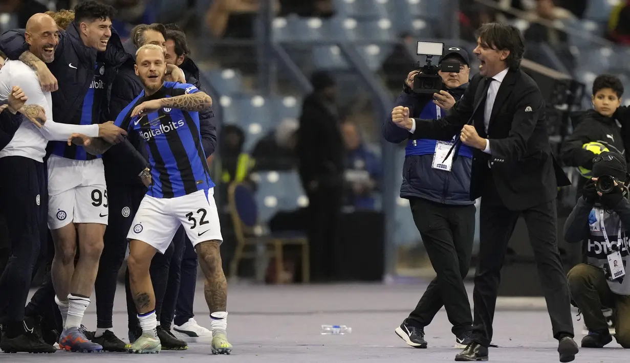 <p>Pelatih Inter Milan, Simone Inzaghi merayakan kemenangan setelah mengalahkan AC Milan 2022/2023 pada laga Piala Super Italia yang berlangsung di Stadion Internasional King Fahd, Riyadh, Arab Saudi, pada Kamis (19/1/2023) dini hari WIB. Gelar ini menjadi yang keempat bagi Simone Inzaghi, yaitu dua kali bersama Inter Milan dan dua kali bersama Lazio.&nbsp;(AP Photo/Hussein Malla)</p>