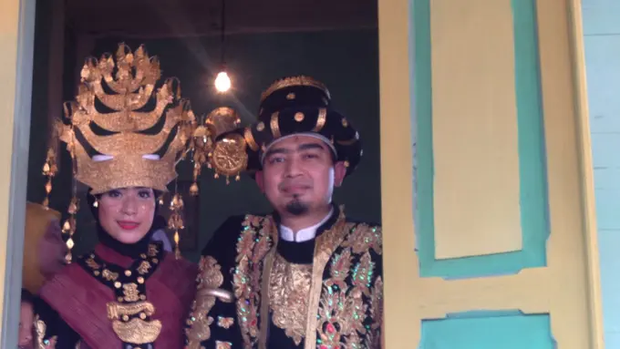 Ustaz Sholeh Mahmud dan April Jasmine