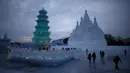 Sejumlah Pengunjung berjalan ditempat wahana es yang berda di kota utara Harbin, provinsi Heilongjiang , Cina, (5/1). Wahana ini dibuat menjelang festival Interrnasional es dan salju yang diadakan ditempat ini. (REUTERS/Aly Song)