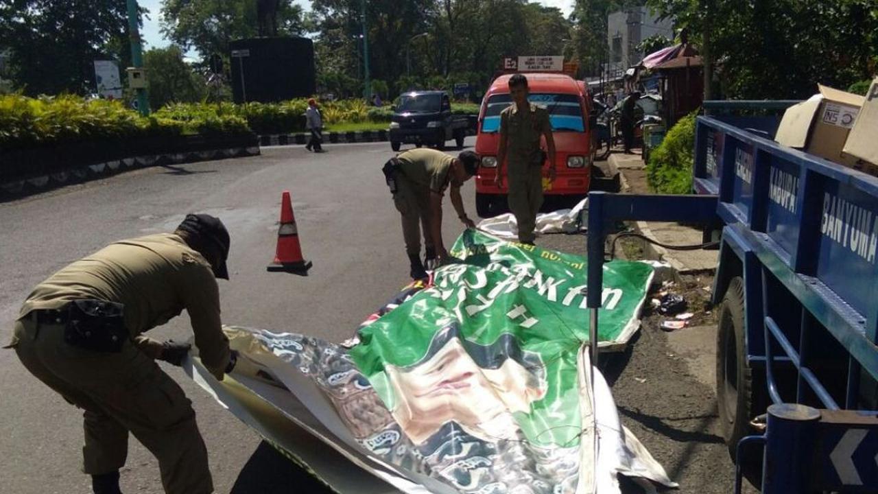 Penertiban APK yang menyalahi aturan. (Foto: Liputan6.com/Panwas Banyumas/Muhamad Ridlo)