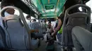 Imigran Venezuela, Alfonso Mendoza alias Alca mengumpulkan uang usai mengamen di sebuah bus di Barranquilla, Kolombia, 28 September 2018. Saat ini, Alca menjadi contoh mengatasi kesulitan. (Raul ARBOLEDA/AFP)