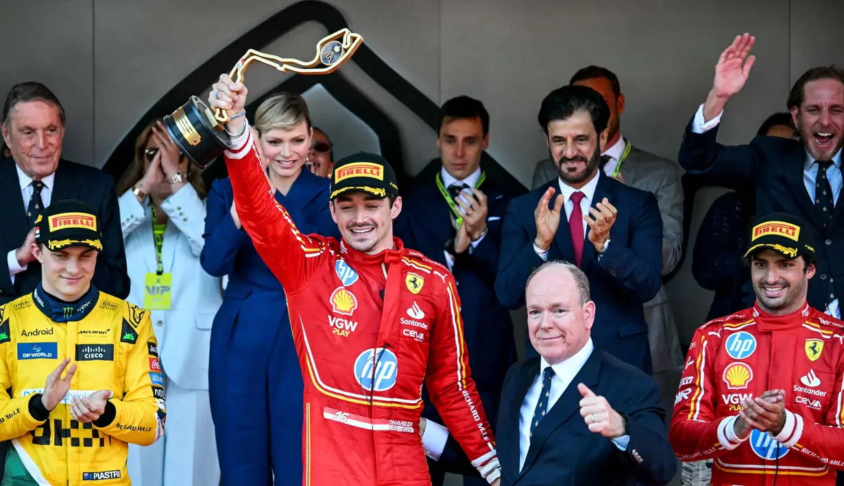 Charles Leclerc berhasil mengungguli Oscar Piastri (McLaren F1 Team) dan Carlos Sainz Jr yang finis di posisi kedua dan tiga. (NICOLAS TUCAT/AFP)