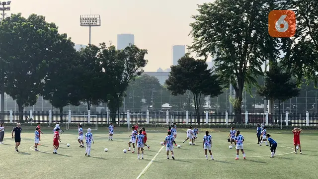 Sesi pelatihan bersama dengan tim sepak bola dan futsal wanita DKI Jakarta, Senin (5/6/2023).