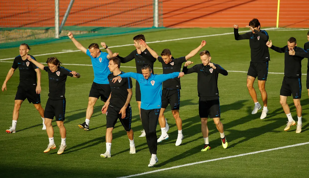 Para pemain timnas Kroasia melakukan pemanasan selama mengikuti sesi pelatihan tim di Moskow, Rusia, (13/7). Kroasia akan bertanding melawan timnas Prancis pada Final Piala Dunia 2018. (AFP Photo/Odd Andersen)