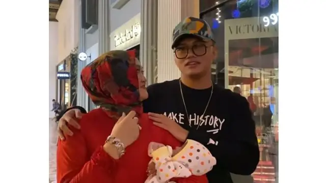Momen Lina bersama dengan Rizky Febian dan anak bayinya, ketiganya terlihat tenang dan penuh kehangatan.
