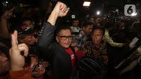 Terdakwa perkara suap terkait pengurusan Pergantian Antar Waktu (PAW) anggota Dewan Perwakilan Rakyat (DPR) periode 2019-2024 yang melibatkan calon legislatif Harun Masiku, Hasto Kristiyanto saat meninggalkan Rumah Tahanan Gedung Merah Putih Komisi Pemberantasan Korupsi (KPK), Jakarta, Jumat (1/8/2025). (Liputan6.com/Helmi Fithriansyah)