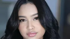 Sering memamerkan rambut gradasi cokelat dan hitam, kali ini Khirani mengubah warna rambutnya jadi sepenuhnya hitam. (Liputan6.com/IG/@slamwiyono)