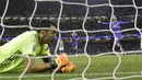 Kiper Juventus, Gianluigi Buffon, tampak kecewa usai gawangnya kebobolan pada laga final Liga Champions di Stadion Millennium, Sabtu (3/6/2017). Juventus kalah 1-4 dari Real Madrid. (AFP/Javier Soriano)