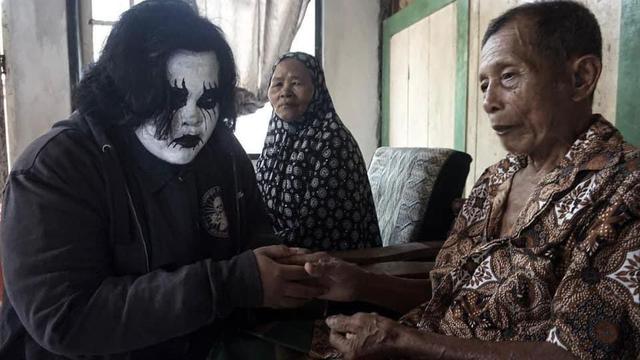 7 Potret Nyeleneh Dandadan Anak Metal Ini Bikin Tepuk Jidat