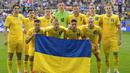 Para pemain starting XI Timnas Ukraina berfoto bersama jelang dimulainya laga matchday kedua Grup E Euro 2024 menghadapi Timnas Slovakia di Merkur Spiel-Arena, Dusseldorf, Jerman, Jumat (21/6/2024). (AP Photo/Andreea Alexandru)