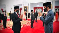 Presiden Joko Widodo (kanan) memberi selamat kepada Sandiaga Salahuddin Uno usai melantiknya sebagai Menteri Pariwisata dan Ekonomi Kreatif/Kepala Badan Pariwisata dan Ekonomi Kreatif di Istana Negara, Jakarta, Rabu (23/12/2020). (Foto: Muchlis Jr - Biro Pers Sekretariat Presiden)