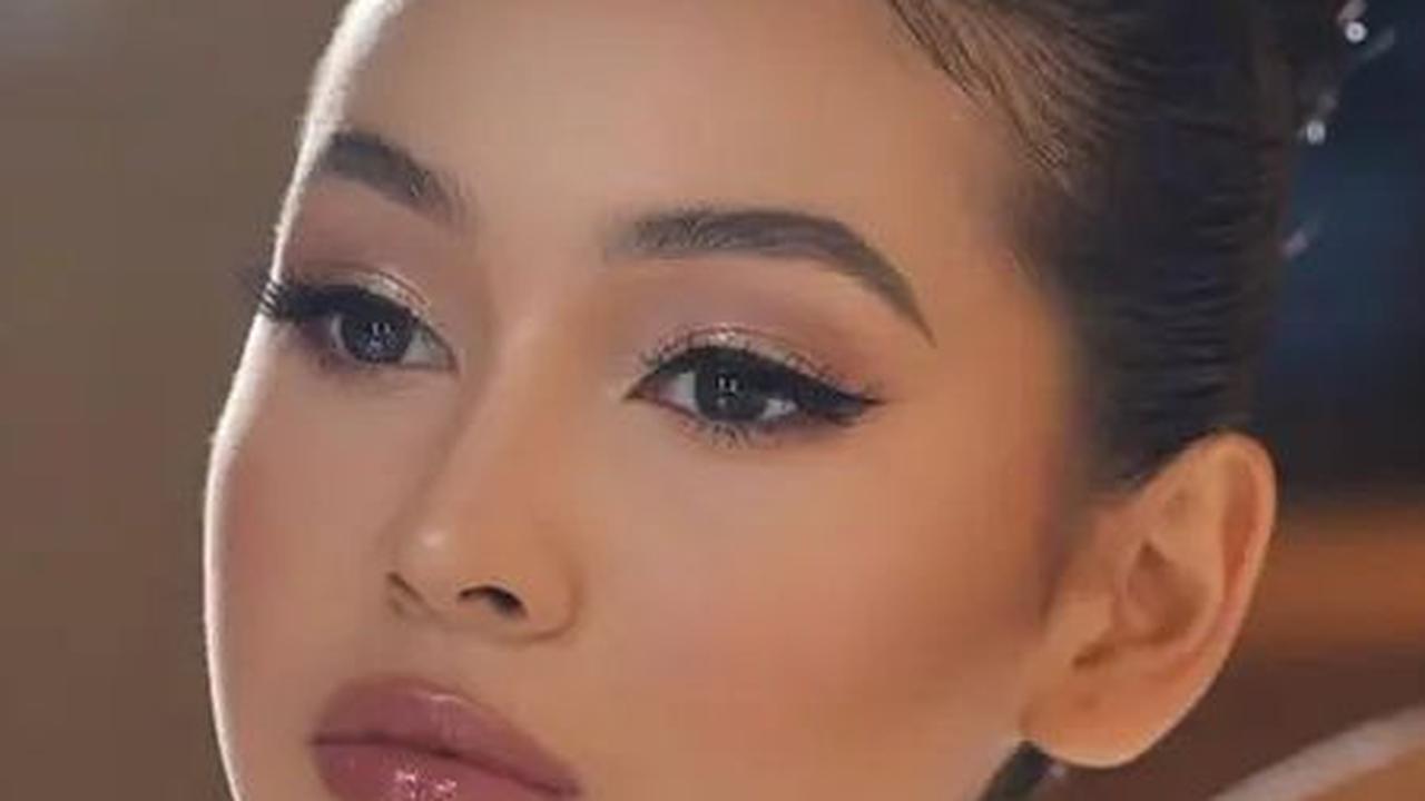 Dalam kesempatan ini, Sandrina Michelle memilih latina makeup yang menampilkan soft shimmer look dan bibir penuh untuk menciptakan tampilan yang sempurna.<br>