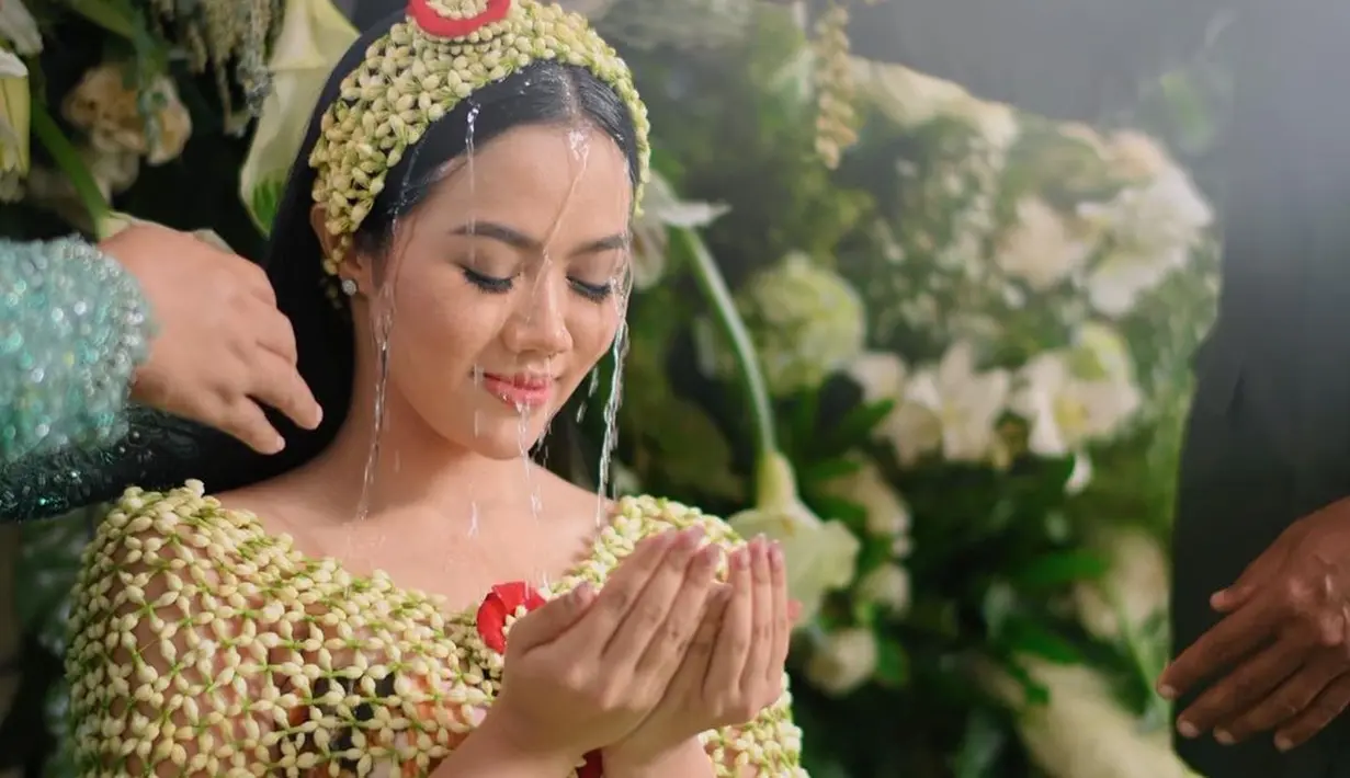 Yura Yunita tampil ayu saat prosesi siraman sebelum menikah. Dengan ronce bunga melati di kepala dan penutup tubuhnya, Yura tampil menawan di foto ini. Foto: Instagram.