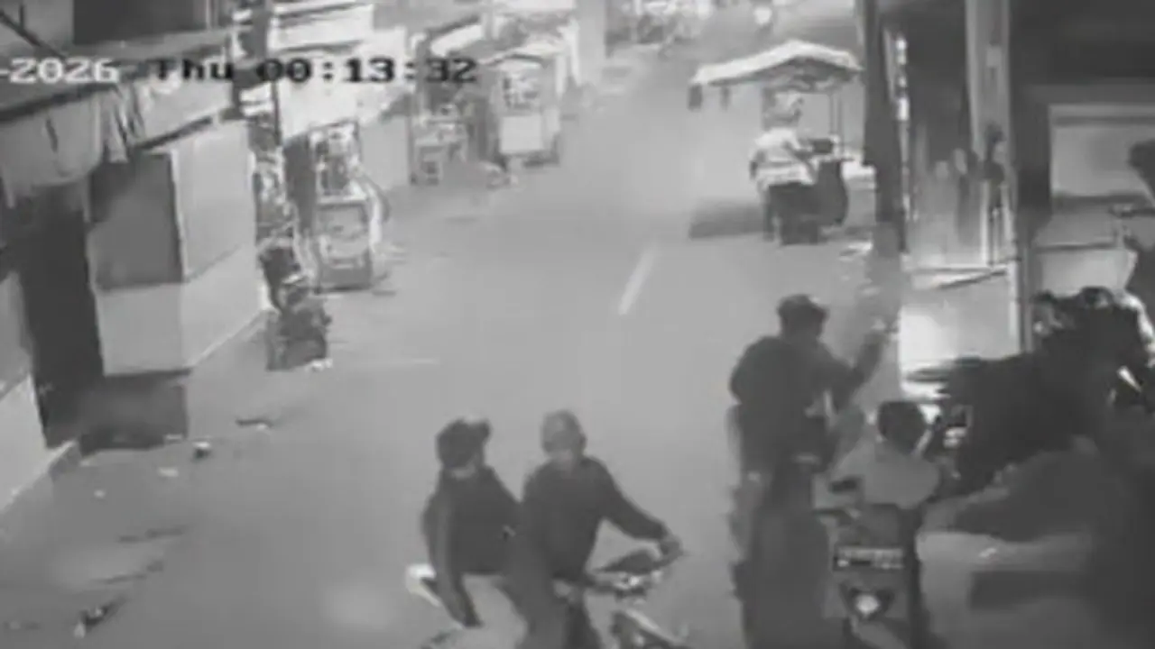 Seorang pemuda dibacok komplotan diduga gengster di Jakarta Utara (Jakut). (Dok. Tangkapan Layar @berita_jakut)