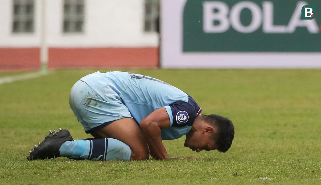 Penyerang Persela Lamongan, Risqi Putra Utomo bersujud merayakan kemenangan 1-0 timnya atas Persipura Jayapura dalam laga pekan kedua BRI Liga 1 2021/2022 di Stadion Wibawa Mukti, Cikarang, Jumat (10/09/2021). (Foto: Bola.com/Bagaskara Lazuardi)