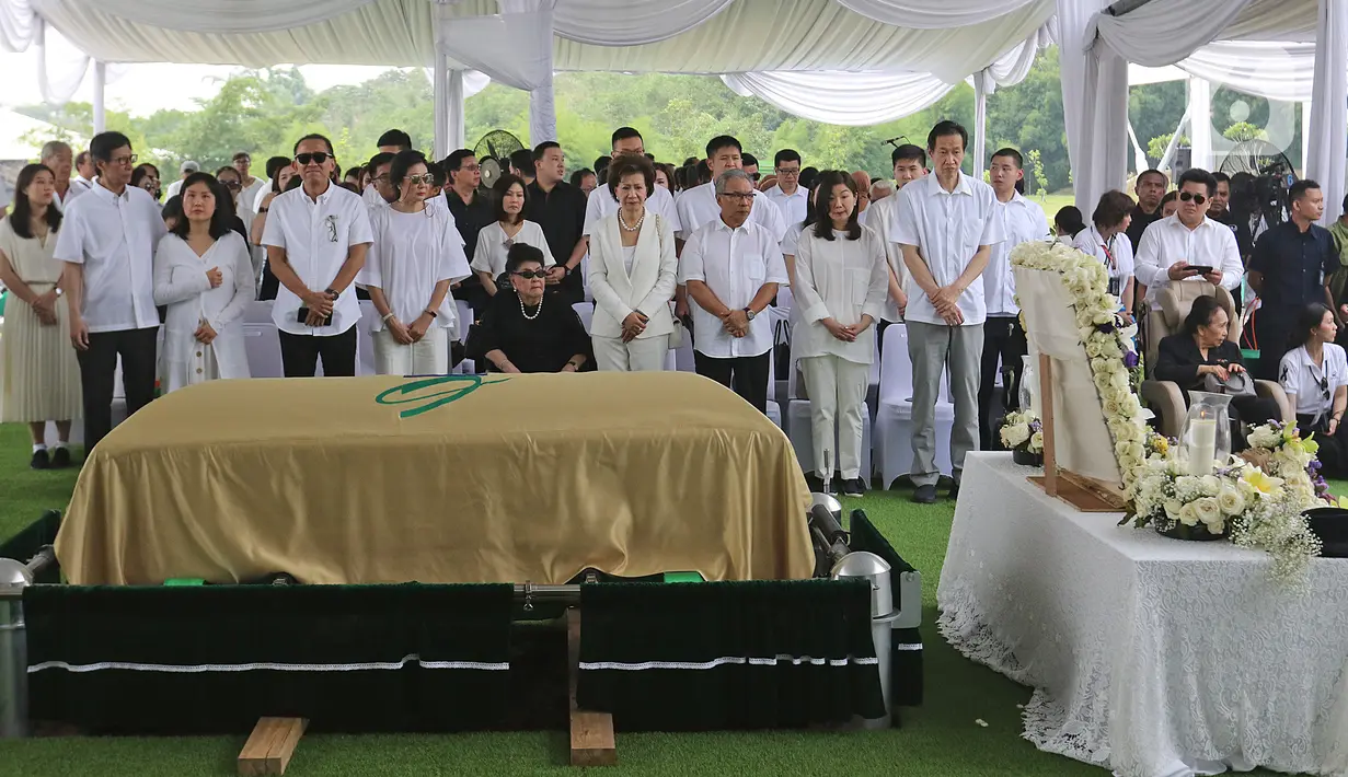 Keluarga besar berdoa saat prosesi pemakaman Chairman dan Founder Grup Ciputra Dr (HC), Almarhum Ir. Ciputra di pemakaman keluarga, Jonggol, Bogor, Kamis (5/12/2019). Ciputra meninggal dunia dalam usia 88 tahun di rumah sakit di Singapura pada 27 November 2019 lalu. (Liputan6.com/Herman Zakharia)