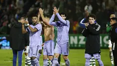 Para Pemain Real Madrid bertepuk tangan setelah mengalahkan Cecereno pada pertandingan babak 32 besar Copa del Rey di stadion Principe Felipe di Caceres, Spanyol, Rabu (4/1/2023). Real Madrid menang tipis atas Cecereno dengan skor 1-0. (AP Photo/Pablo Garcia)