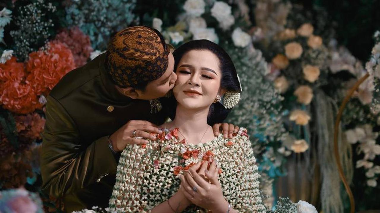 Penuh Tawa Bahagia, Berikut ini 8 Potret Bella Bonita dan Denny Caknan Jalani Prosesi Mitoni