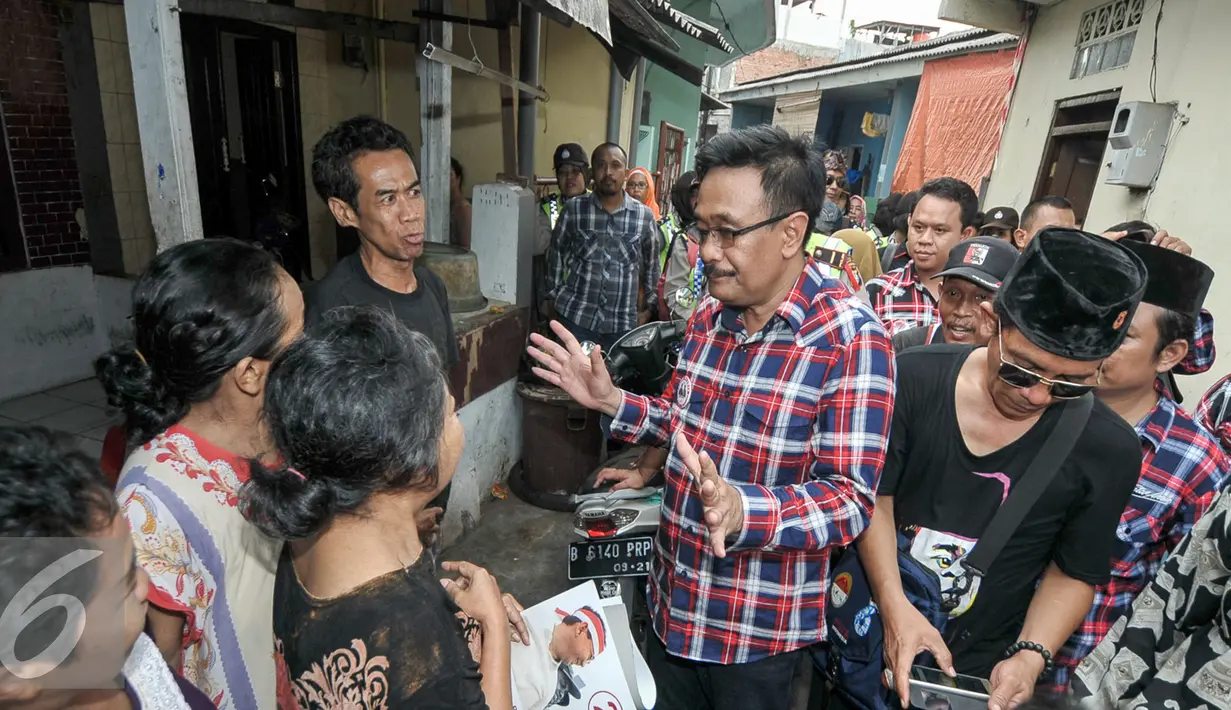 Calon wakil gubernur DKI Jakarta Djarot Saiful Hidayat berdialog dengan warga saat blusukan di Pasar Bedeng, Kelurahan Bambu Utara, Palmerah, Jakarta Barat, Kamis (24/11). (Liputan6.com/Yoppy Renato)