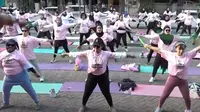 Srikandi Ganjar mengadakan  olahraga pound fit, zumba, dan color party  di Jalan Ahmad Yani Sidoarjo. (Istimewa)