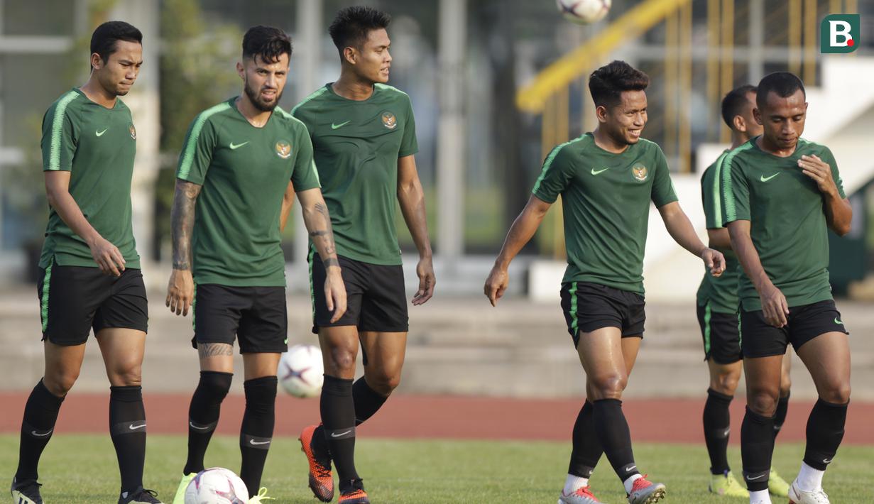 Pemain Timnas Indonesia, Stefano Lilipaly, bersama rekan-rekannya saat latihan di Universitas Kasetsart, Bangkok, Kamis (15/11). Latihan ini persiapan jelang laga Piala AFF 2018 melawan Thailand. (Bola.com/M. Iqbal Ichsan)