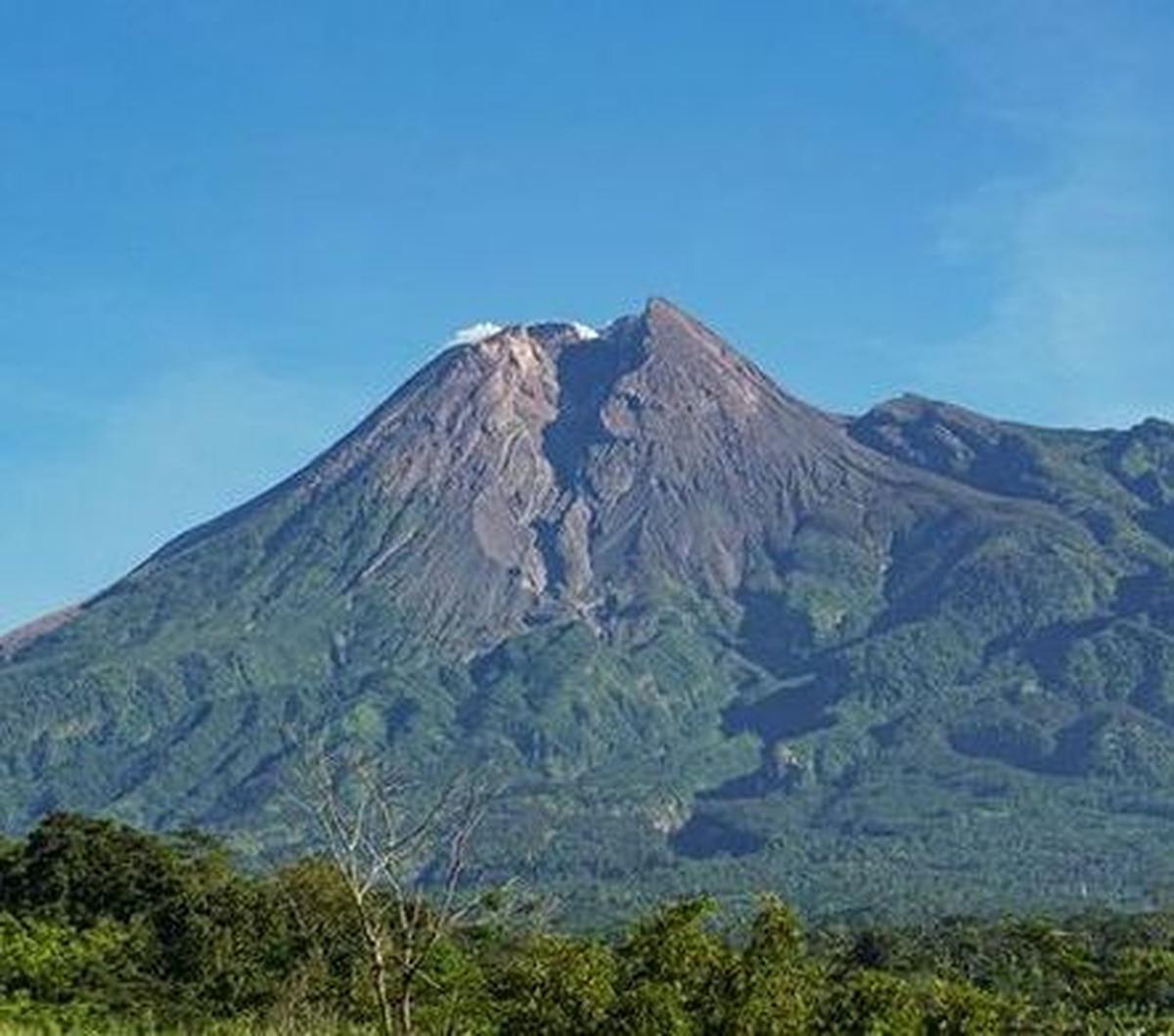 Tak hanya Keraton Merapi, cerita mistis di gunung yang memiliki ketinggian 2.930 mdpl ini adanya Pasar Bubrah. Menurut para pendaki, Pasar Bubrah merupakan sebuah tempat berpasir dan berbatu yang dipercaya sebagai tempat berkumpulnya makhluk halus.
