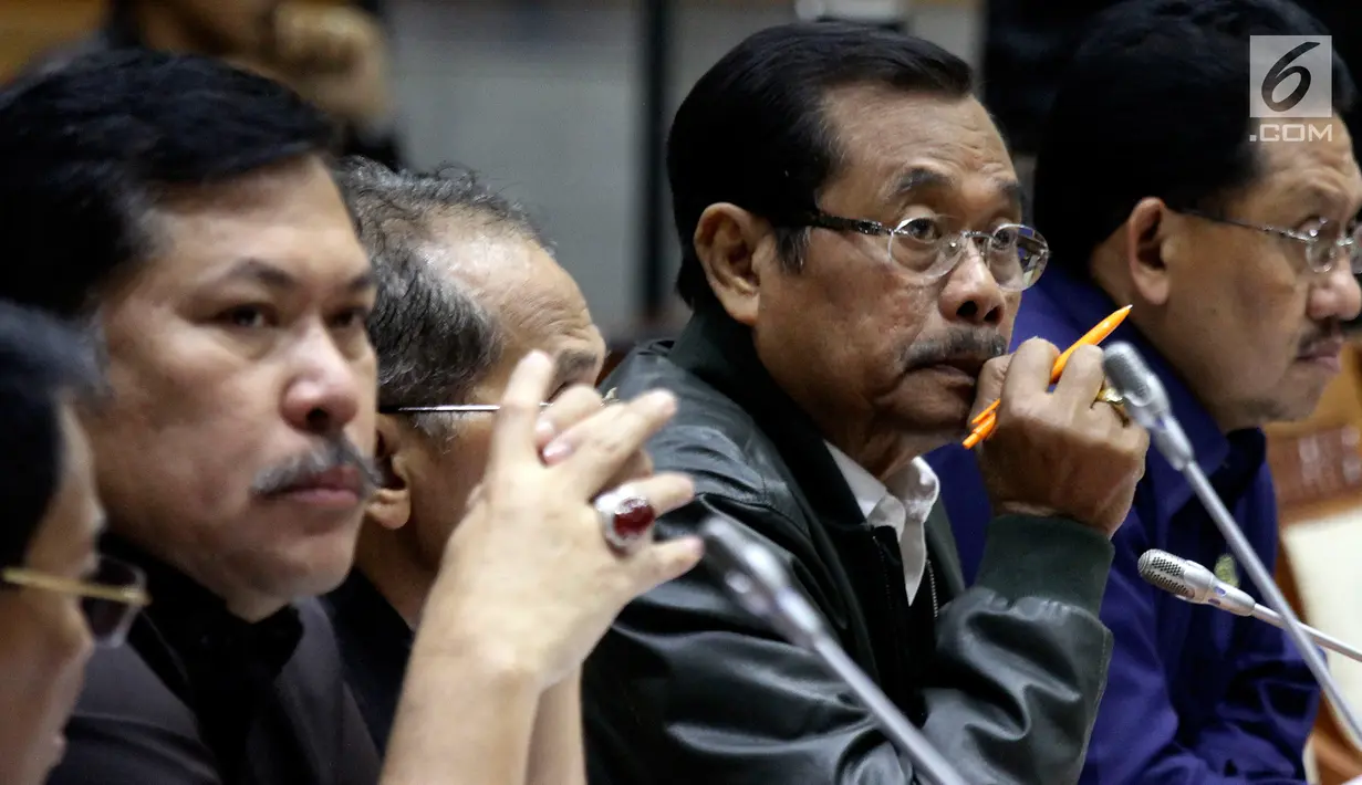Jaksa Agung HM Prasetyo (kanan) saat mengikuti raker dengan Komisi III DPR, di Gedung Nusantara II, Kompleks Parlemen, Senayan, Jakarta, Selasa (5/6). Rapat membahas Rencana Kerja Anggaran Kementerian/Lembaga (RKA K/L). (Liputan6.com/Johan Tallo)