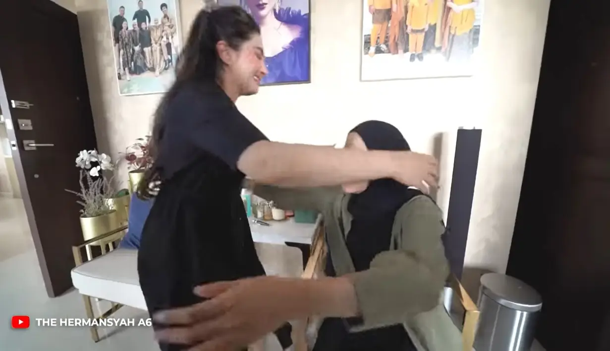 Setelah berpamitan dengan pengasuh lain, Upit juga pamitan dengan Ashanty dan Anang Hermansyah. Upit tampak tak kuasa menahan air mata ketika pamitan dengan Ashanty. Ia berulang kali mengusap air matanya. [Youtube/The Hermansyah A6]