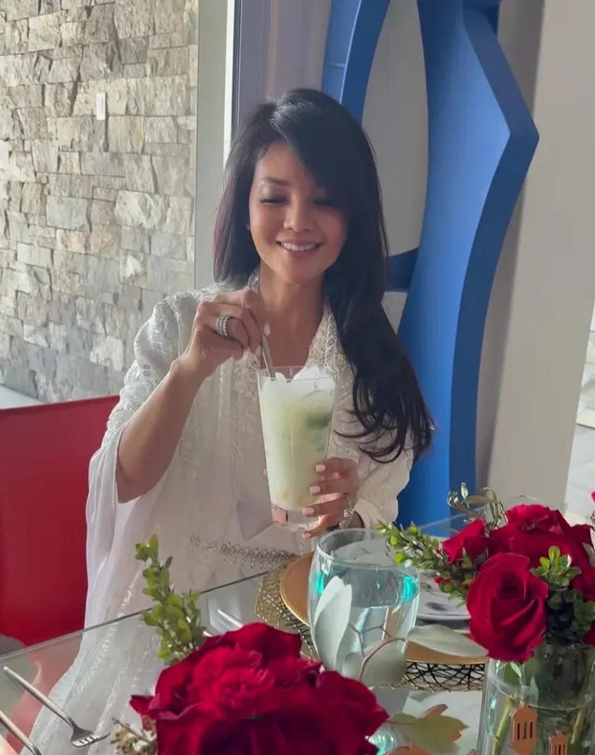 7 Potret Farah Quinn Buka Puasa di Paradise Valley, Bikin Es Teler di AS