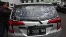 Mobil pelaku dengan kaca pecah diperlihatkan di Polres Metro Jakarta Selatan, Jumat (23/2). Para pelaku ini akan dijerat Pasal 365 KUHP tentang pencurian dengan kekerasan, dengan ancaman penjara 12 tahun. (Liputan6.com/Arya Manggala)