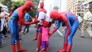Dua orang dengan kostum Spiderman mennghibur seorang anak di CFD Jalan MH Thamrin, Jakarta, Minggu (6/8). Kegiatan amal ini untuk membantu anak-anak yatim piatu. (Liputan6.com/Fery Pradolo)