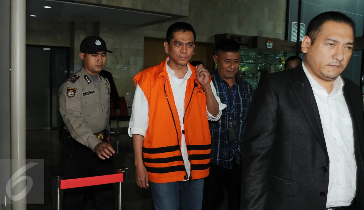 Ketua Komisi D DPRD DKI Jakarta, Mohamad Sanusi usai diperiksa sebagai tersangka TPPU di KPK, Jakarta, Kamis (14/7). Beberapa aset yang telah disita KPK berupa mobil dan uang milik Sanusi. (Liputan6.com/Helmi Afandi)