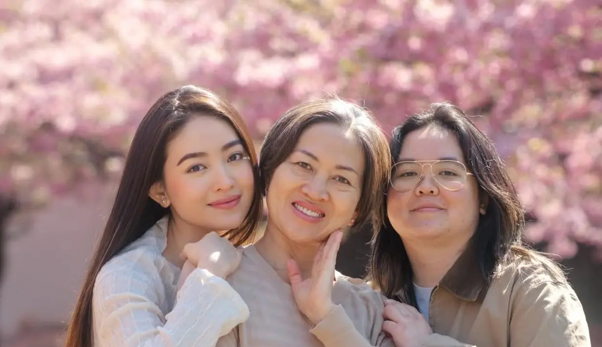 Liburan ke Jepang, Natasha Wilona wujudkan mimpi sang mama yang ingin melihat akura bermekaran [@natashawilona12]