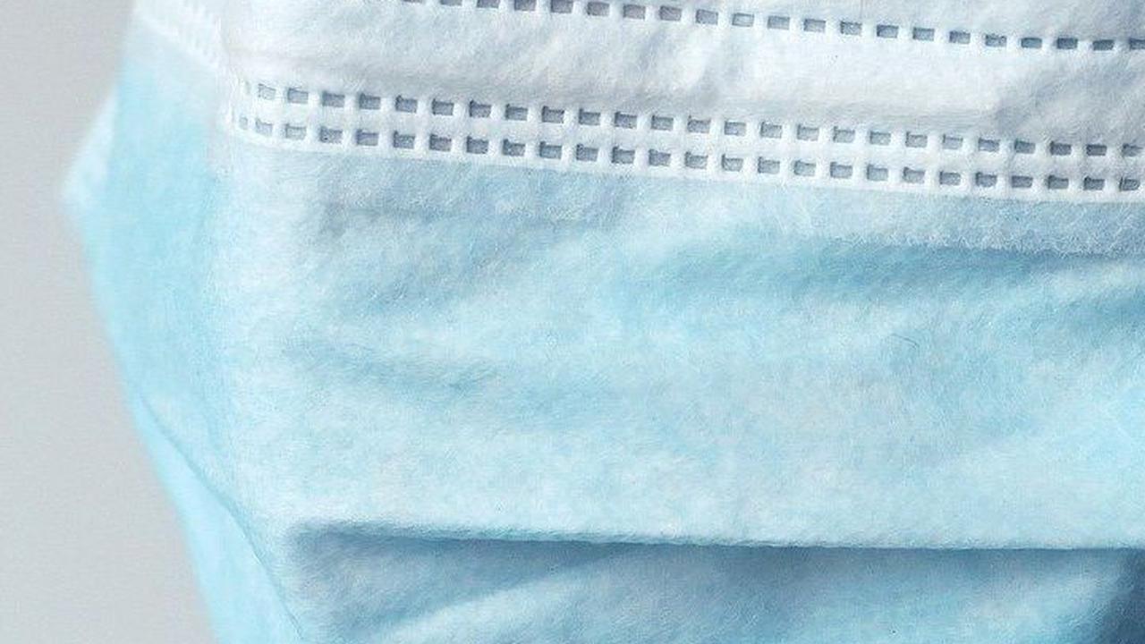 Meski demikian, beberapa tempat masih mewajibkan masyarakat untuk memakai masker. Berikut daftar tempat yang masih mengharuskan masyarakat untuk memakai masker.