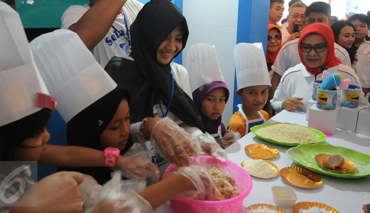 Ibu Wakil Presiden, Mufidah Jusuf Kalla (kanan) meninjau stand demo masak kanak-anak pada puncak peringatan Hari Ikan Nasional ke-2 di Jakarta, Minggu (22/11/2015). Beragam acara memeriahkan puncak Harkannas ke-2. (Liputan6.com/Helmi Fithriansyah)