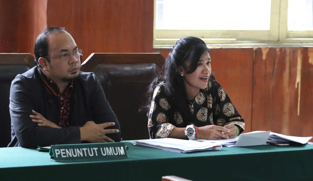 Kuasa hukum KBN Hendra Gunawan (kiri) menjalani sidang gugatan perbuatan melawan hukum terkait perjanjian konsesi antara PT KCN dengan PT KBN di PN Jakarta Utara, Selasa (17/4). (Liputan6.com/Arya Manggala)