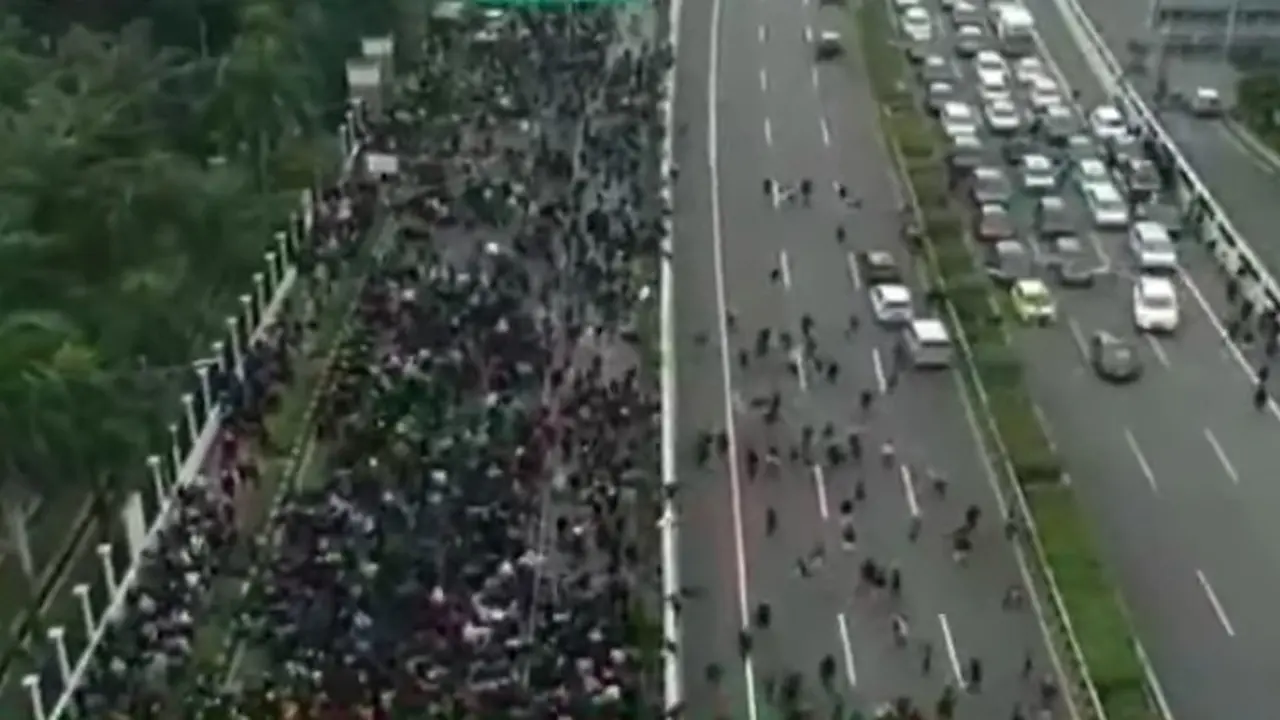 Pendemo  di depan Gedung DPR meloncati pagar dan masuk ke jalan tol. (Youtube Kompas TV)