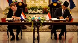 Keduanya melakukan pertemuan bilateral di Gedung Pancasila, Jakarta Pusat. (Yasuyoshi CHIBA/AFP)