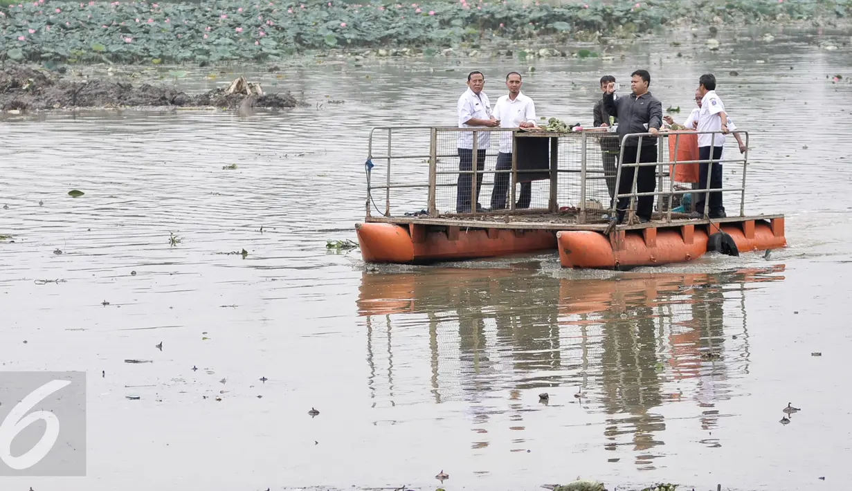 Petugas dari Pemprov DKI Jakarta mengecek lokasi pengerukan di Setu Mangga Bolong, Jakarta Selatan, Rabu (30/11). Pengerukan lumpur dan teratai dilakukan guna mencegah pendangkalan Setu Mangga Bolong. (Liputan6.com/Yoppy Renato)